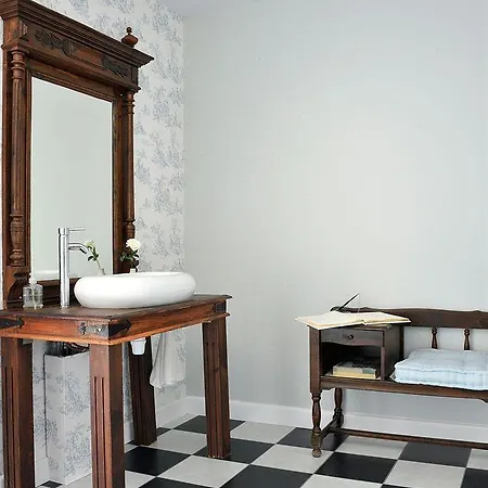 La Petite Couronne, & Lofts Hotell 3*